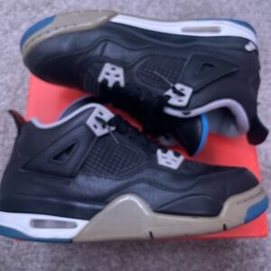 Pair of Jordan’s 4 I think not sure